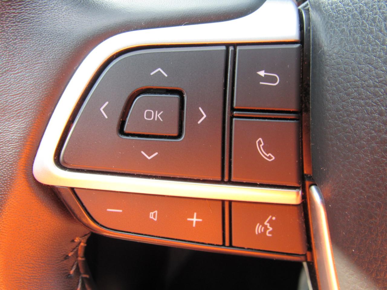 Toyota Highlander LE FWD (Natl) 2024