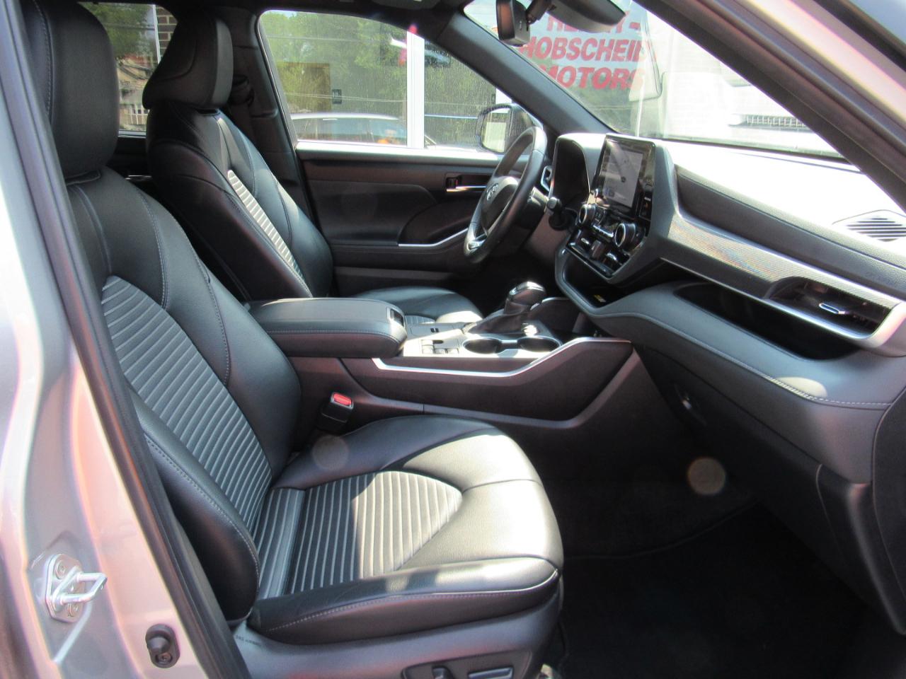 Toyota Highlander LE FWD (Natl) 2024