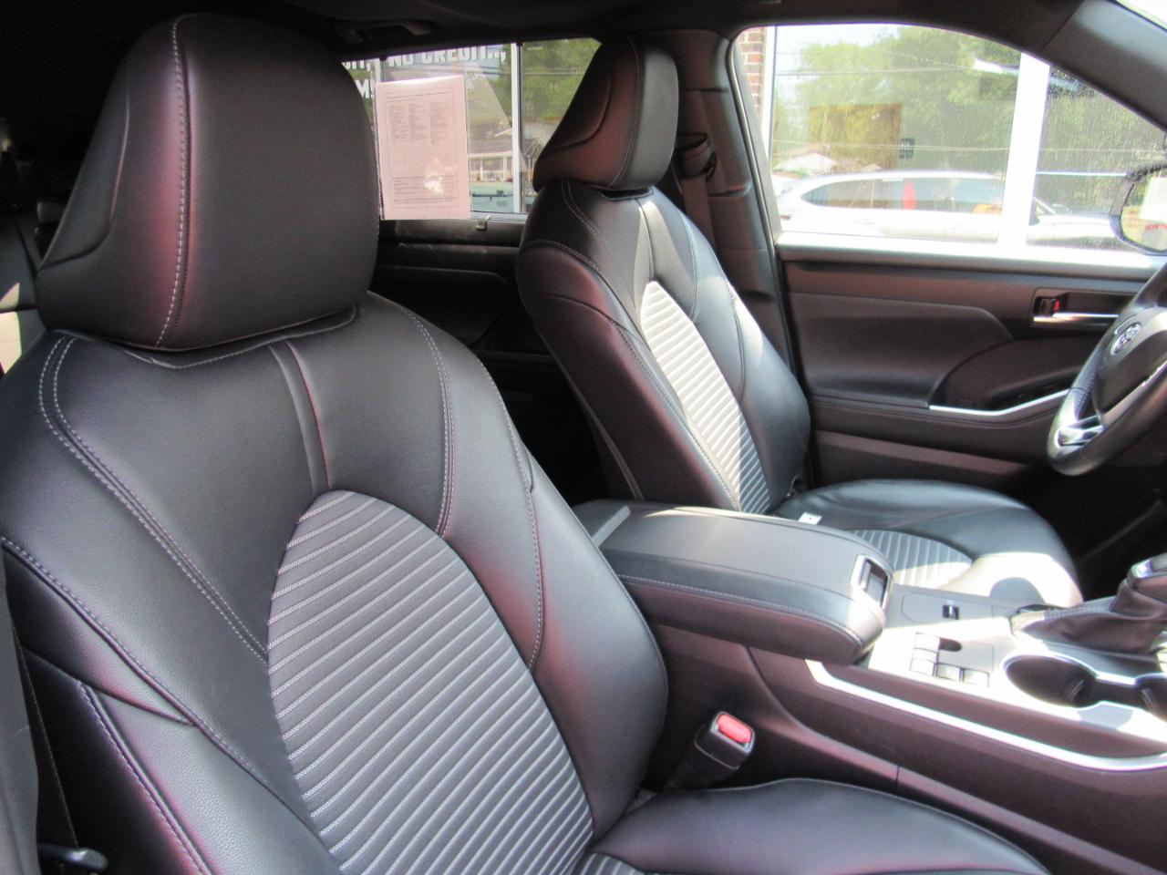 Toyota Highlander LE FWD (Natl) 2024