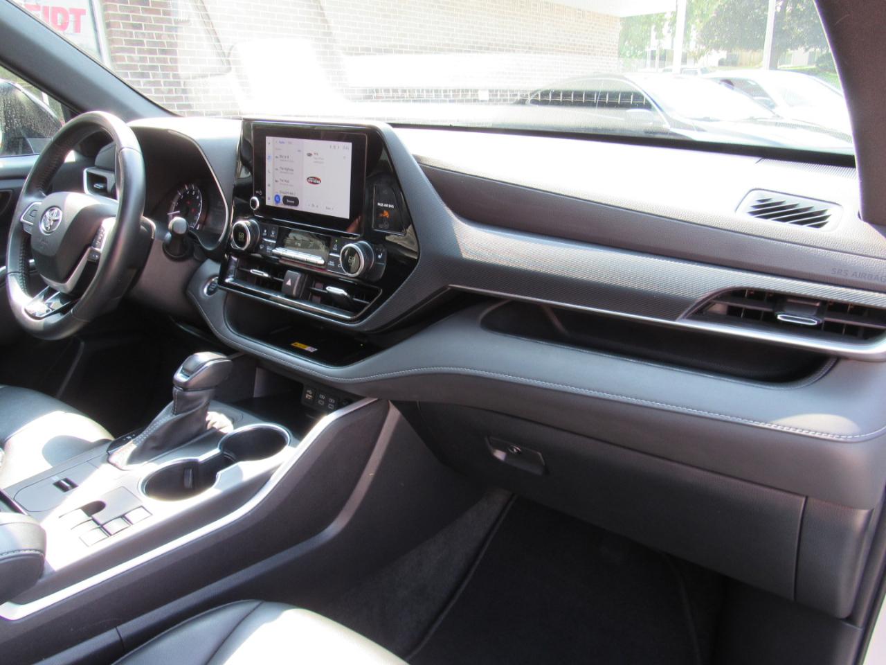 Toyota Highlander LE FWD (Natl) 2024