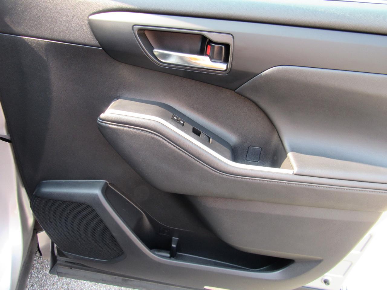Toyota Highlander LE FWD (Natl) 2024