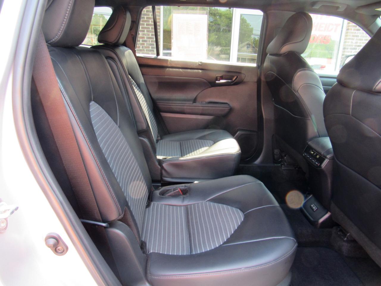 Toyota Highlander LE FWD (Natl) 2024