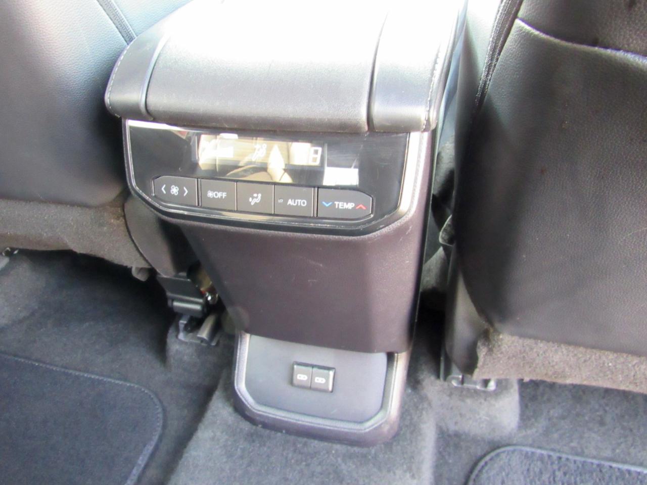 Toyota Highlander LE FWD (Natl) 2024