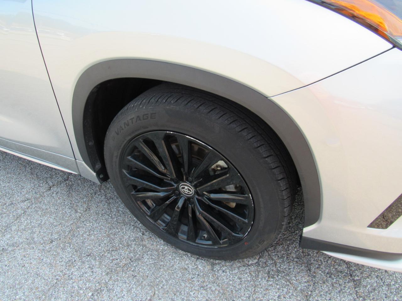 Toyota Highlander LE FWD (Natl) 2024