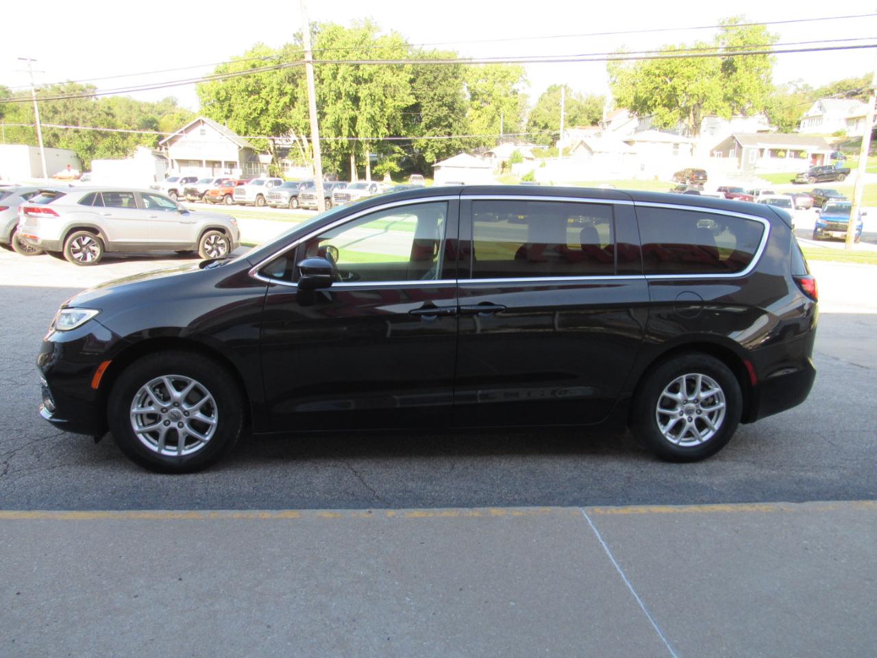 Chrysler Pacifica Touring L FWD 2023