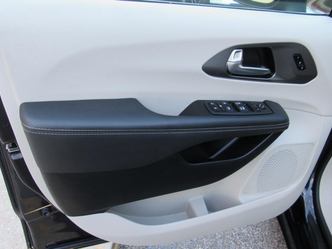 Chrysler Pacifica Touring L FWD 2023