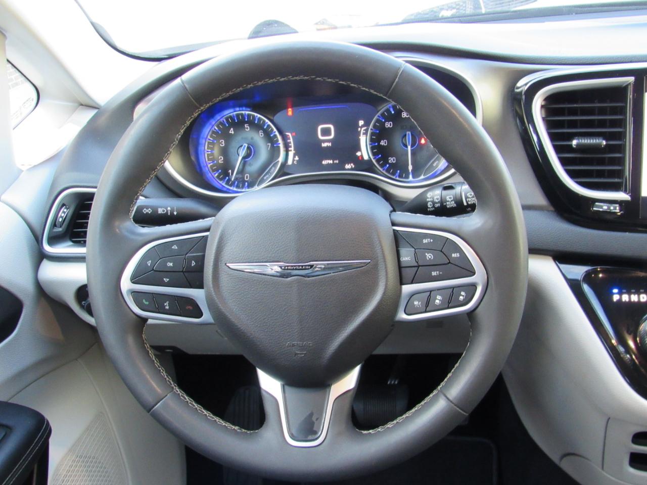 Chrysler Pacifica Touring L FWD 2023