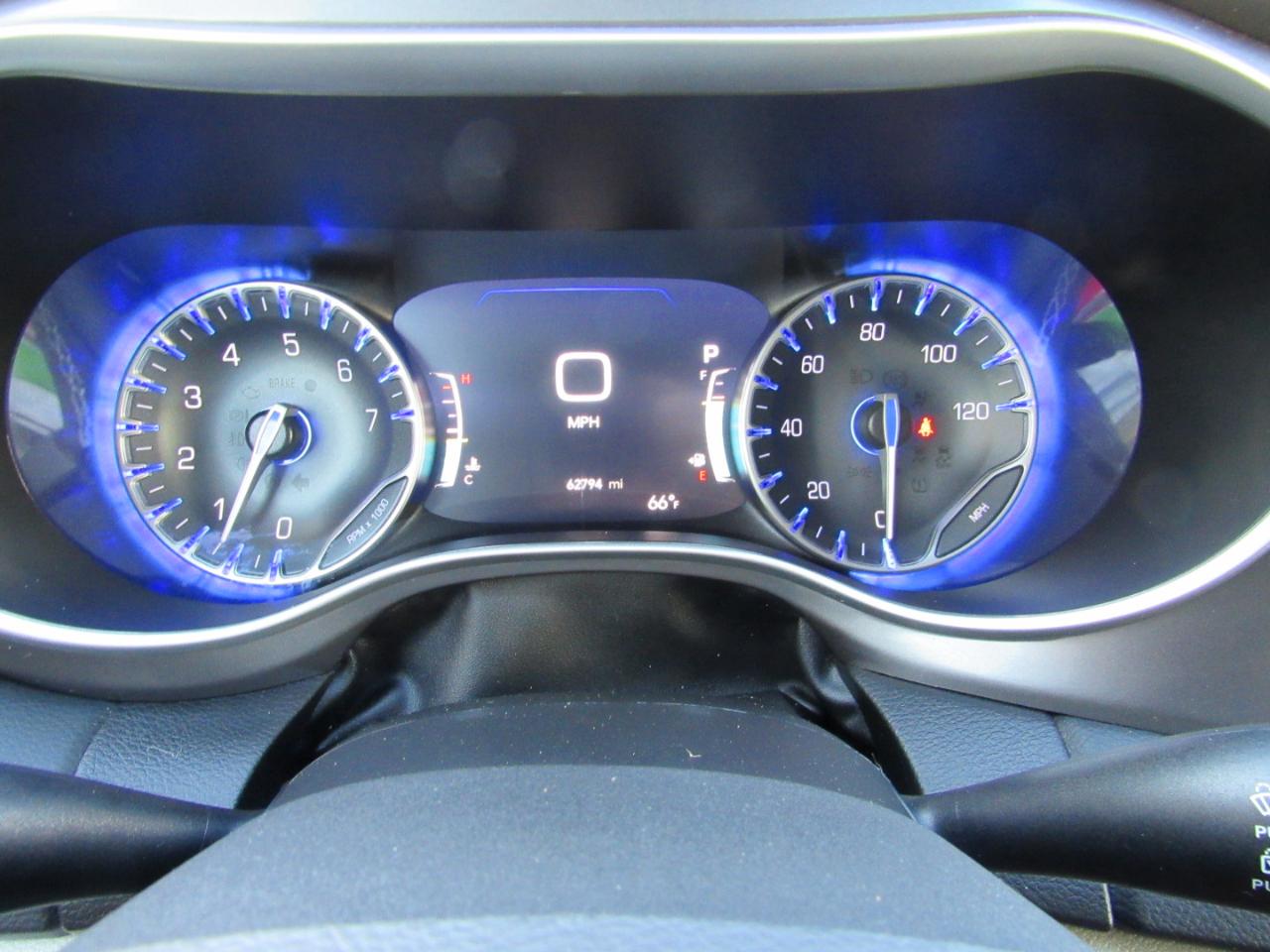 Chrysler Pacifica Touring L FWD 2023