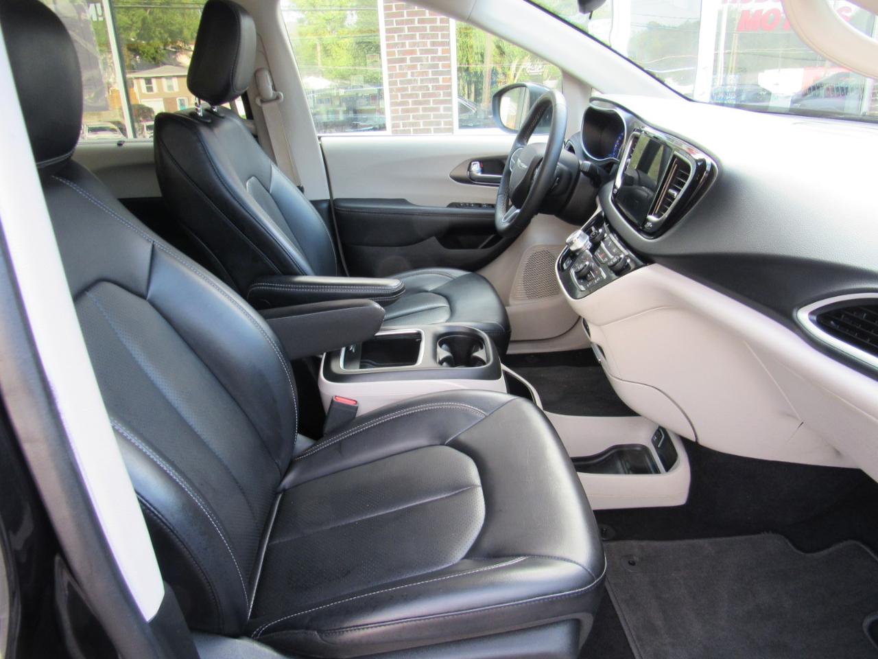 Chrysler Pacifica Touring L FWD 2023