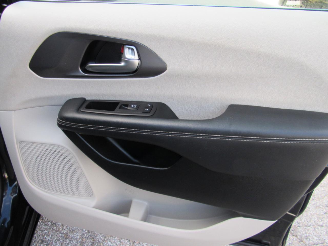Chrysler Pacifica Touring L FWD 2023