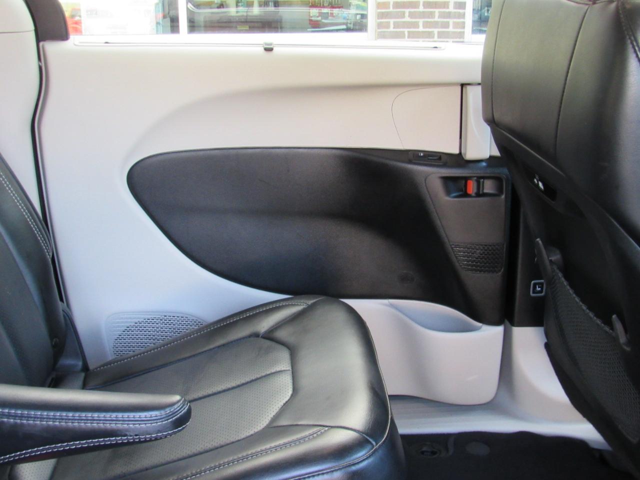 Chrysler Pacifica Touring L FWD 2023