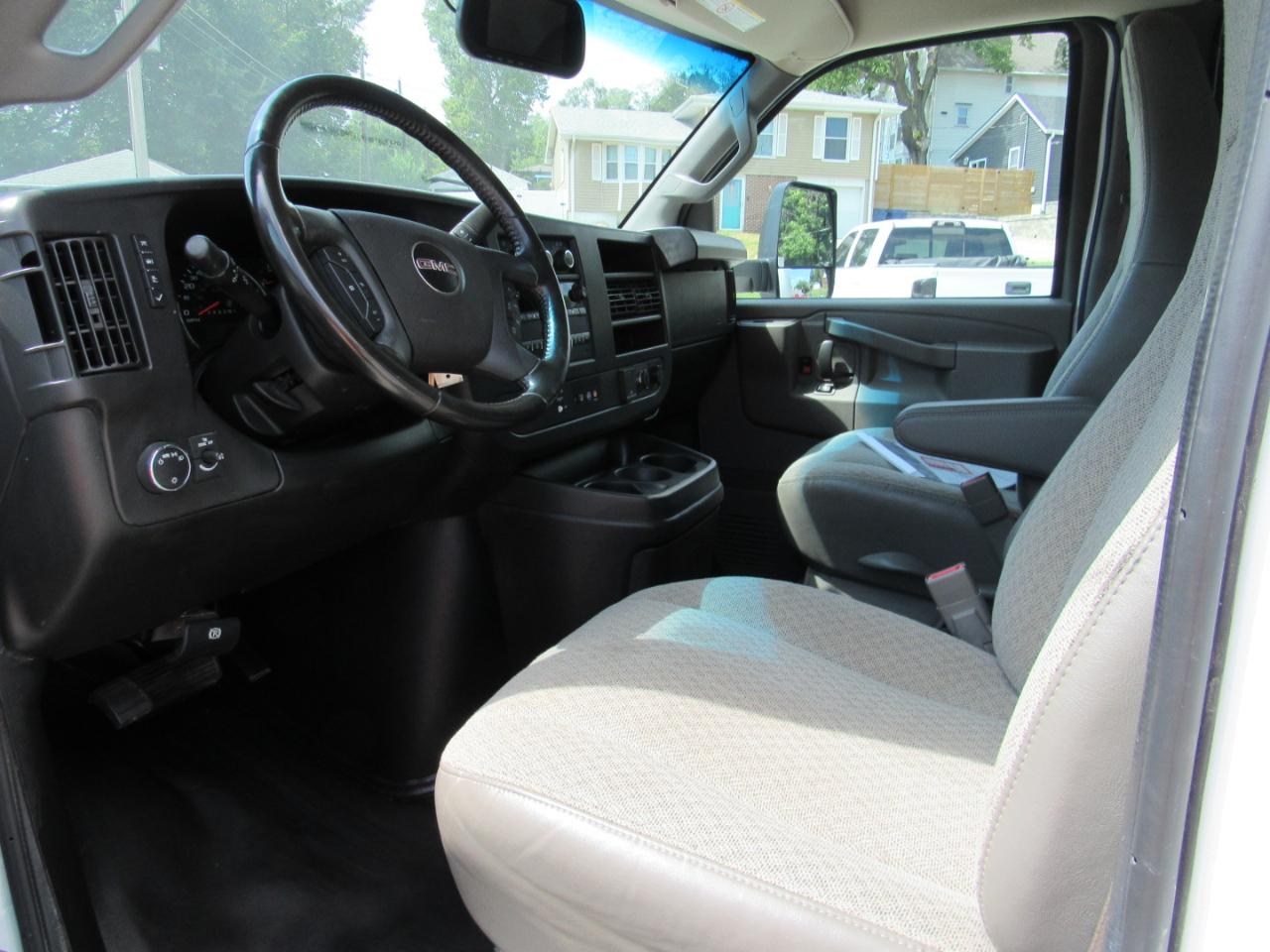 GMC Savana Commercial Cutaway 3500 Van 177" 2022