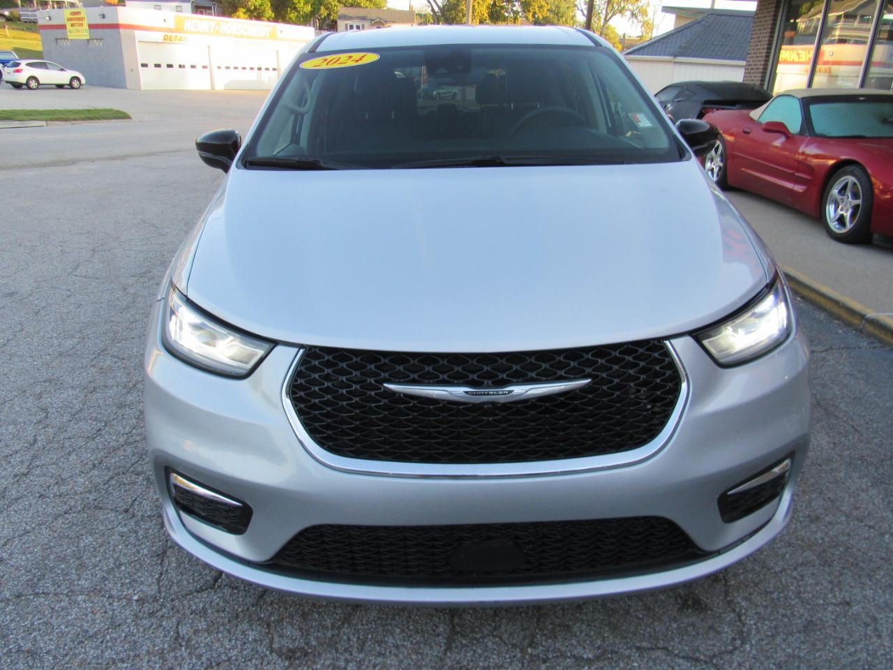 Chrysler Pacifica Touring L FWD 2024