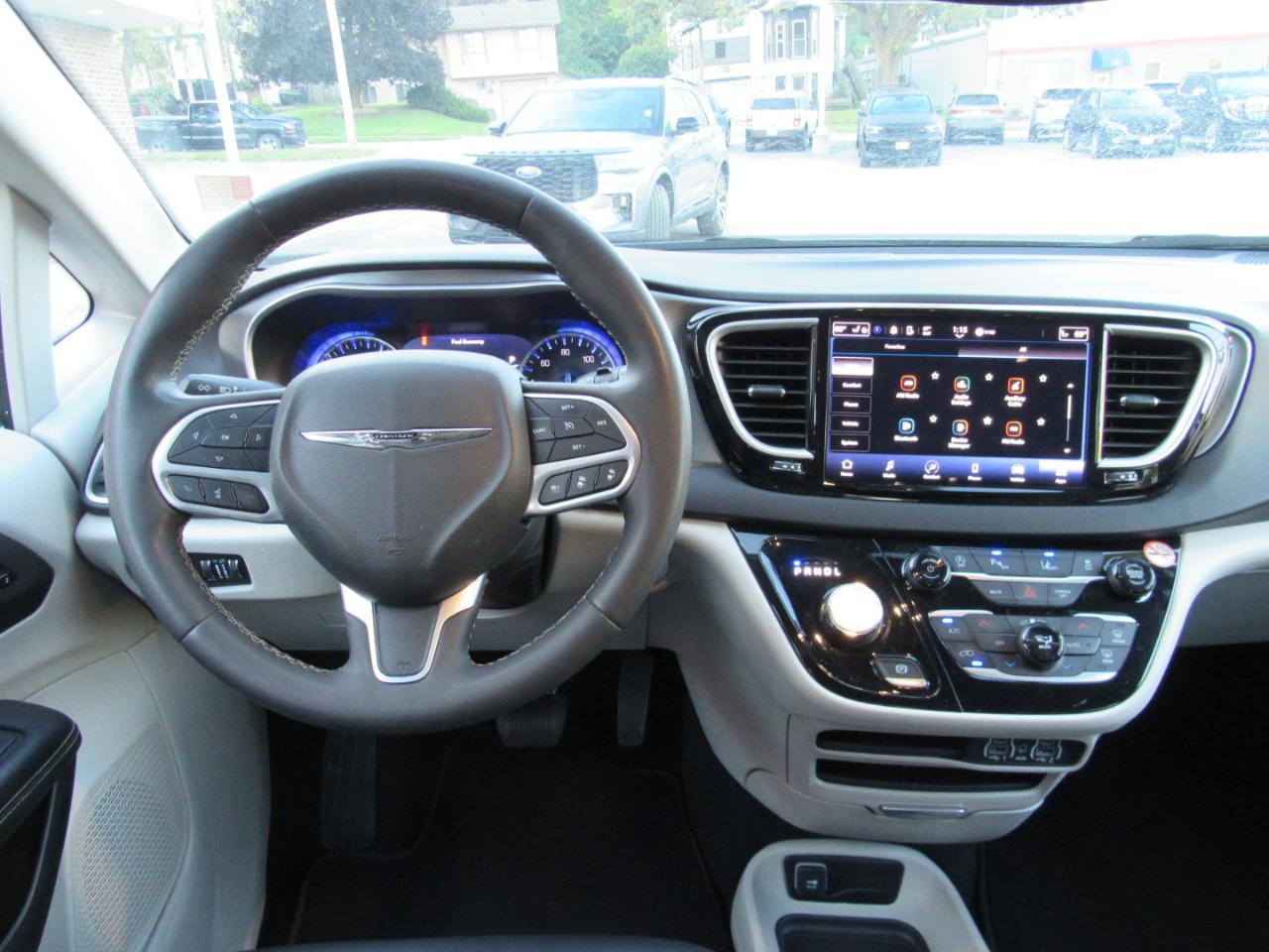 Chrysler Pacifica Touring L FWD 2024