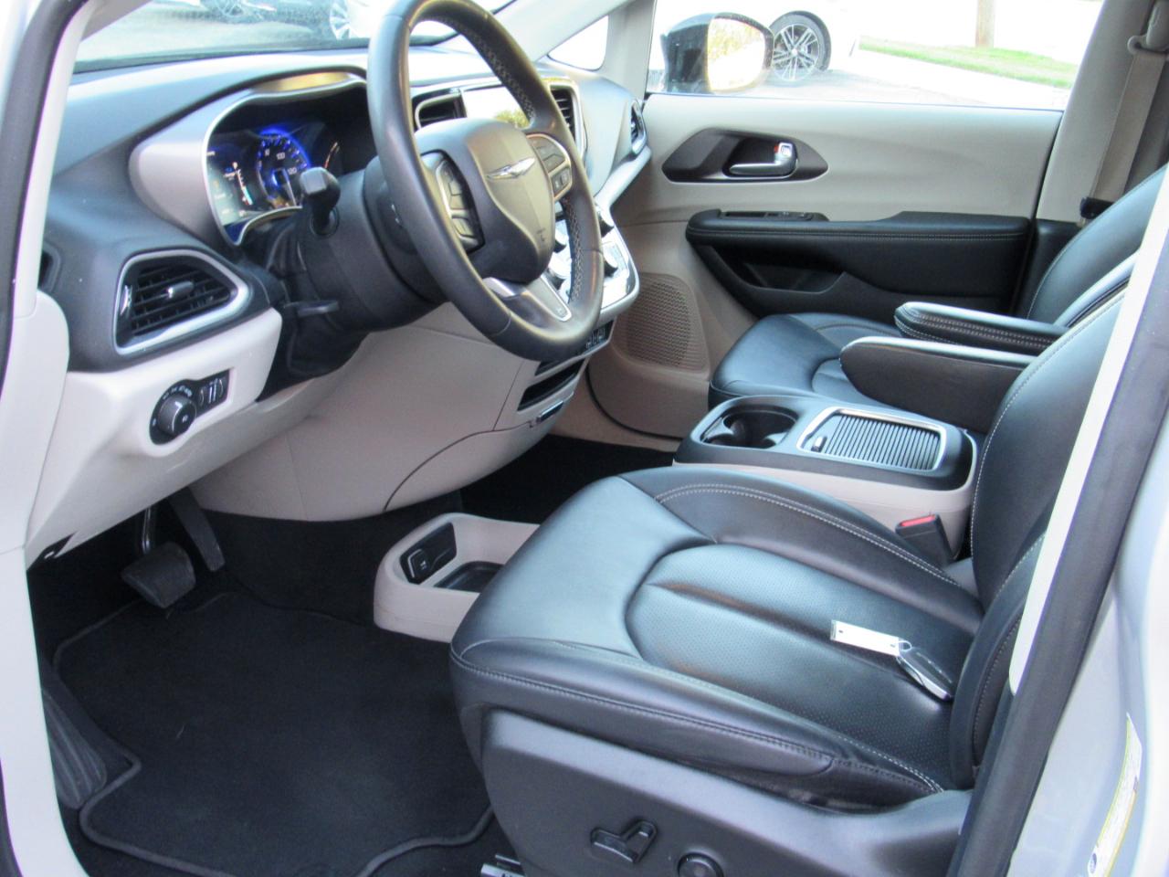 Chrysler Pacifica Touring L FWD 2024