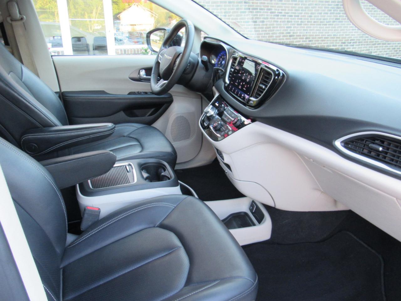 Chrysler Pacifica Touring L FWD 2024
