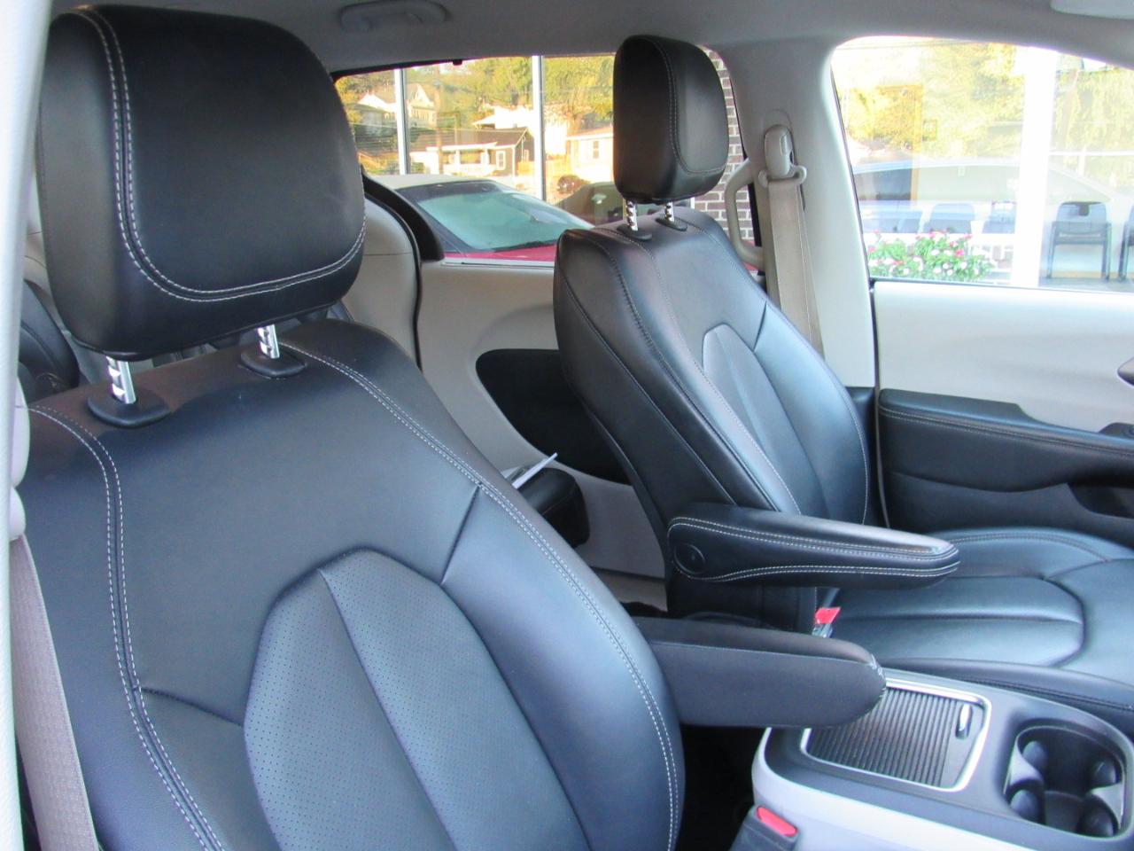 Chrysler Pacifica Touring L FWD 2024