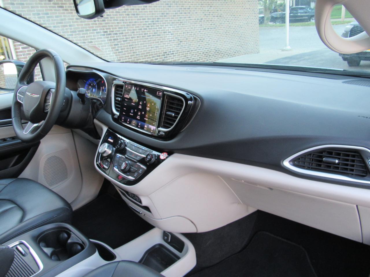 Chrysler Pacifica Touring L FWD 2024