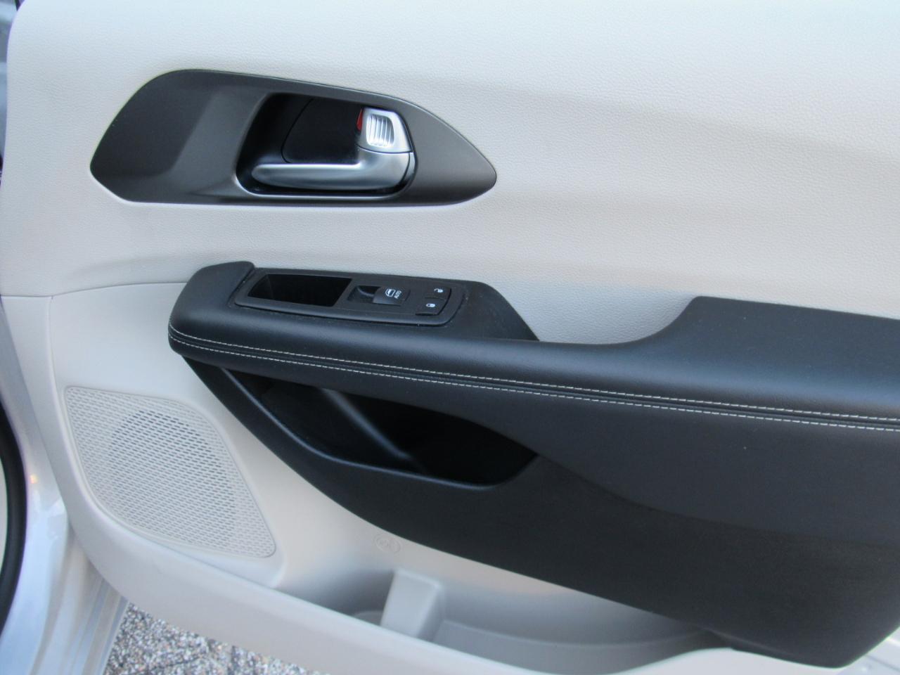 Chrysler Pacifica Touring L FWD 2024
