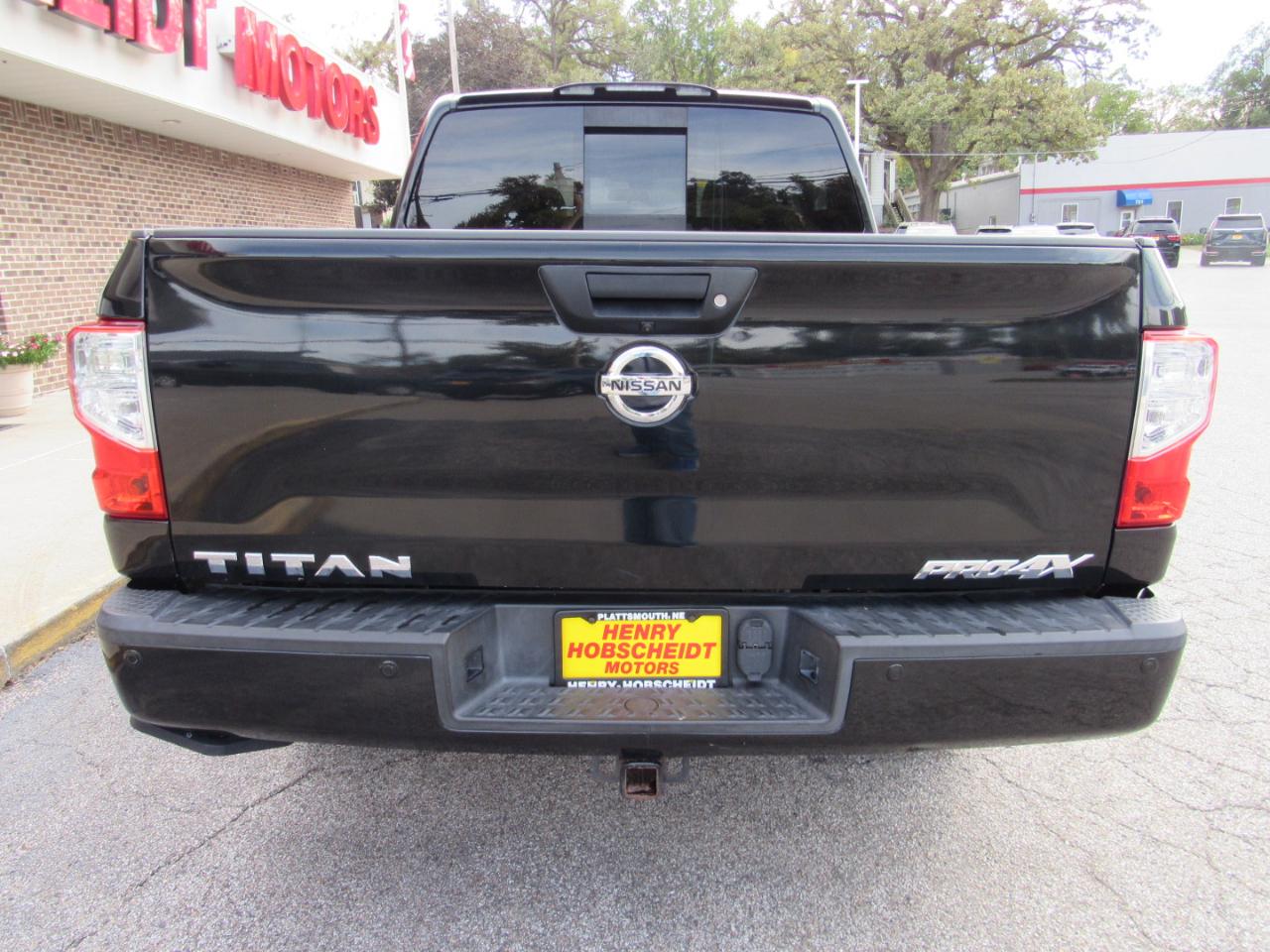 Nissan Titan PRO-4X Crew Cab 4WD 2017