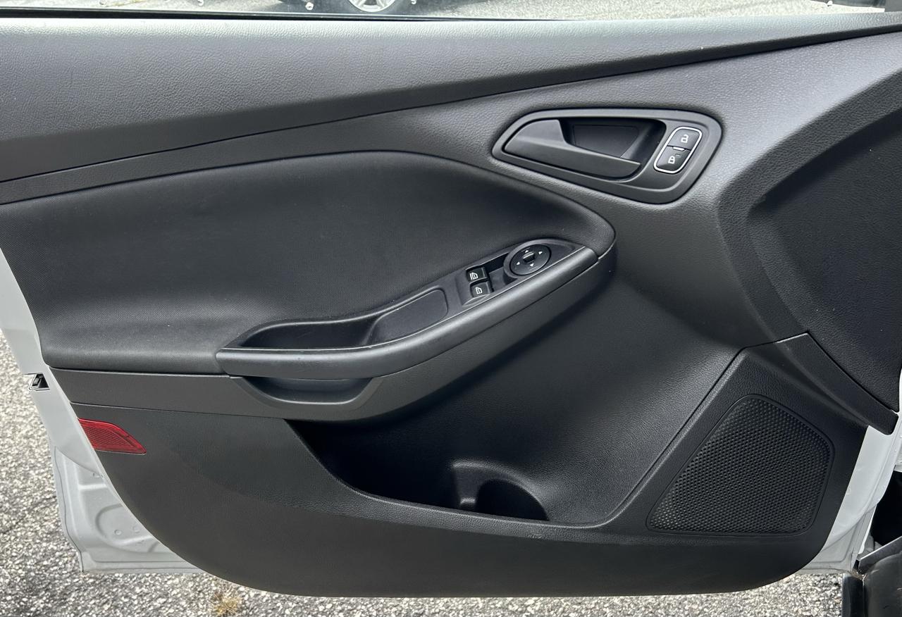2017 Ford Focus S - Photo 11