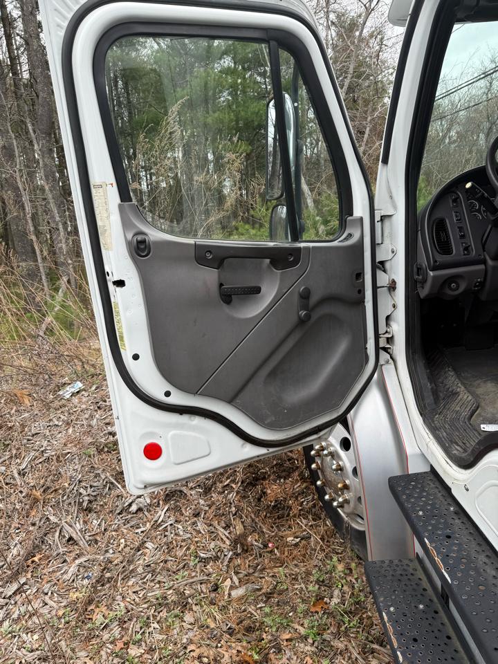 Freightliner M2 106 Medium Duty  2007
