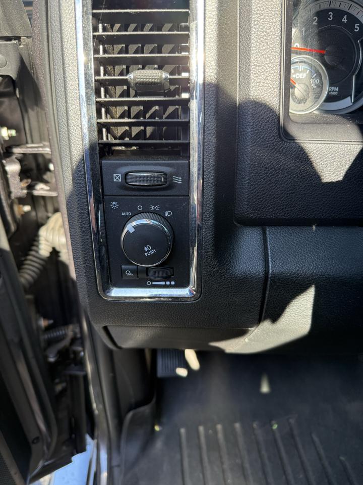 RAM 1500 Laramie Crew Cab SWB 4WD 2015