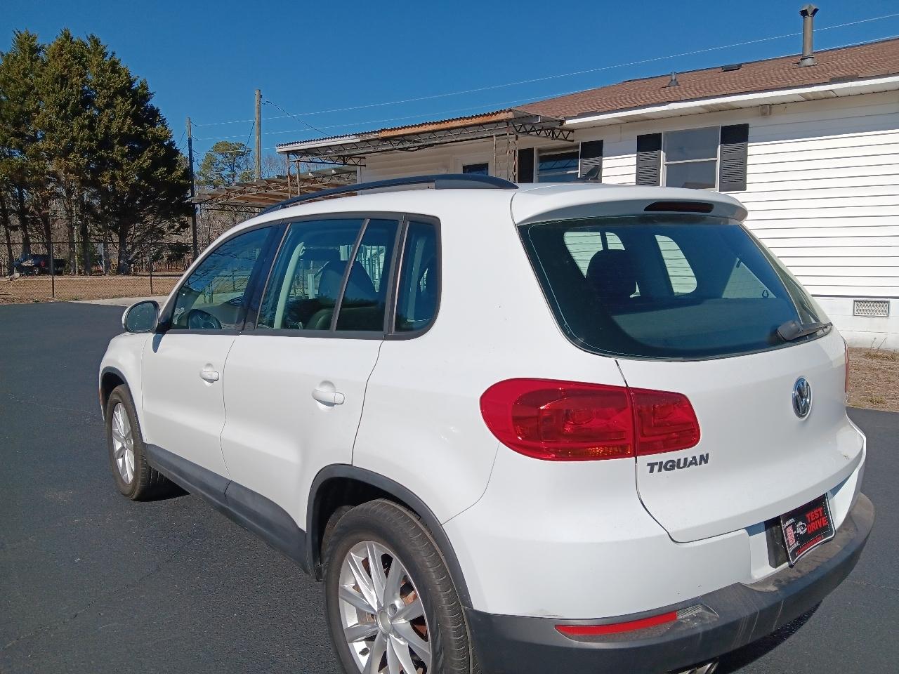 Volkswagen Tiguan S 2017