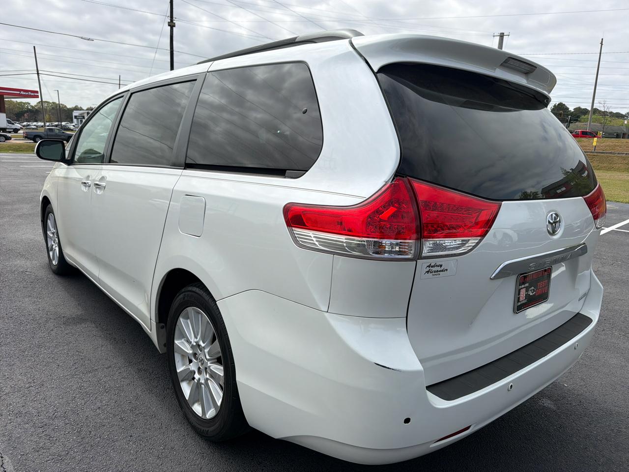 Toyota Sienna XLE FWD 8-Passenger V6 2012