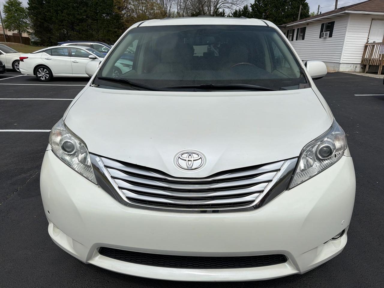 Toyota Sienna XLE FWD 8-Passenger V6 2012