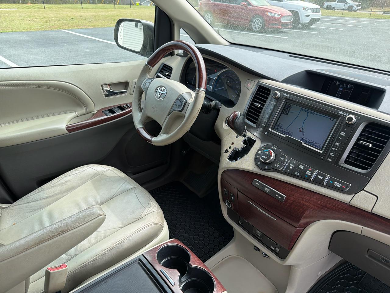 Toyota Sienna XLE FWD 8-Passenger V6 2012