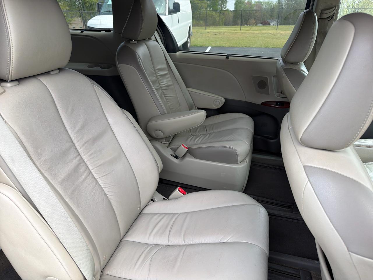 Toyota Sienna XLE FWD 8-Passenger V6 2012