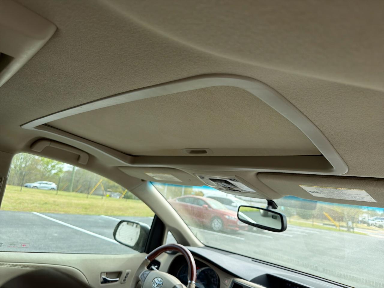 Toyota Sienna XLE FWD 8-Passenger V6 2012