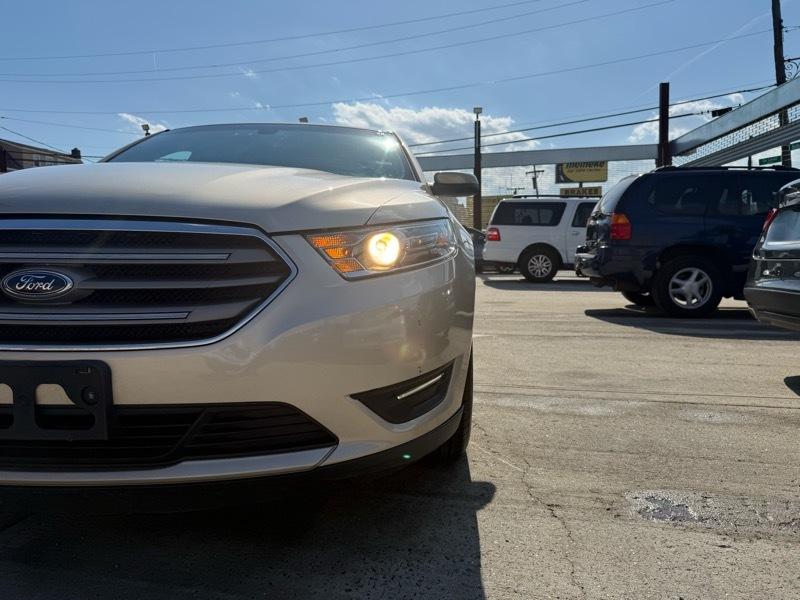 Ford Taurus SEL FWD 2018