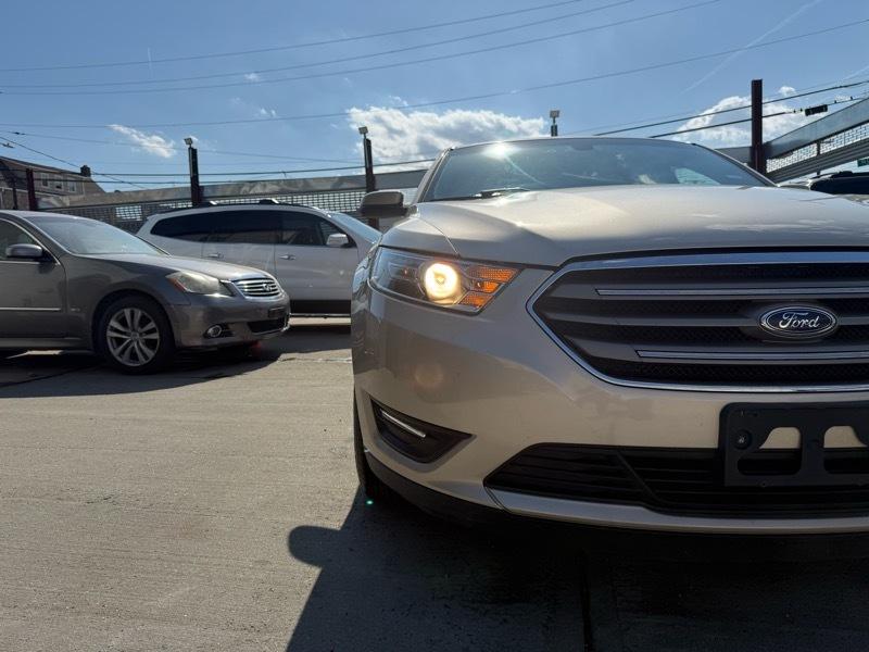 Ford Taurus SEL FWD 2018