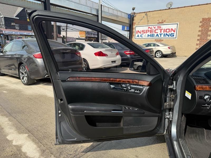 Mercedes-Benz S-Class S550 4-MATIC 2011