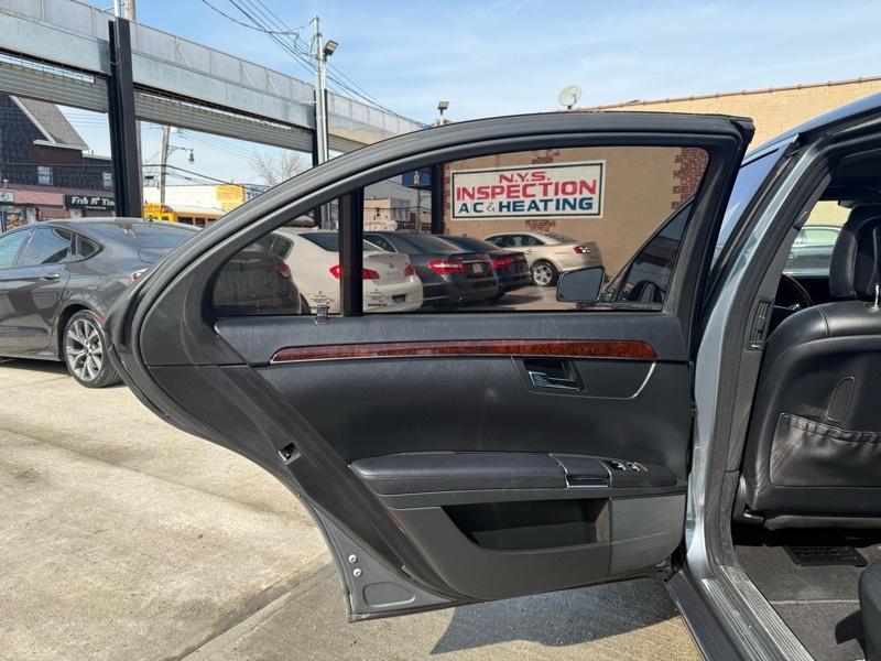 Mercedes-Benz S-Class S550 4-MATIC 2011