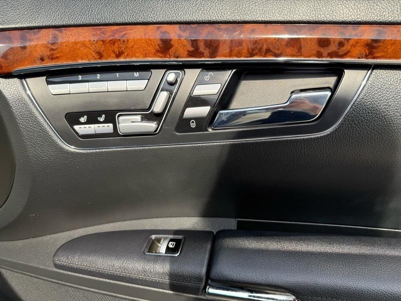 Mercedes-Benz S-Class S550 4-MATIC 2011