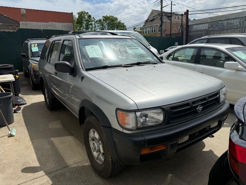Nissan Pathfinder XE 4WD 1998