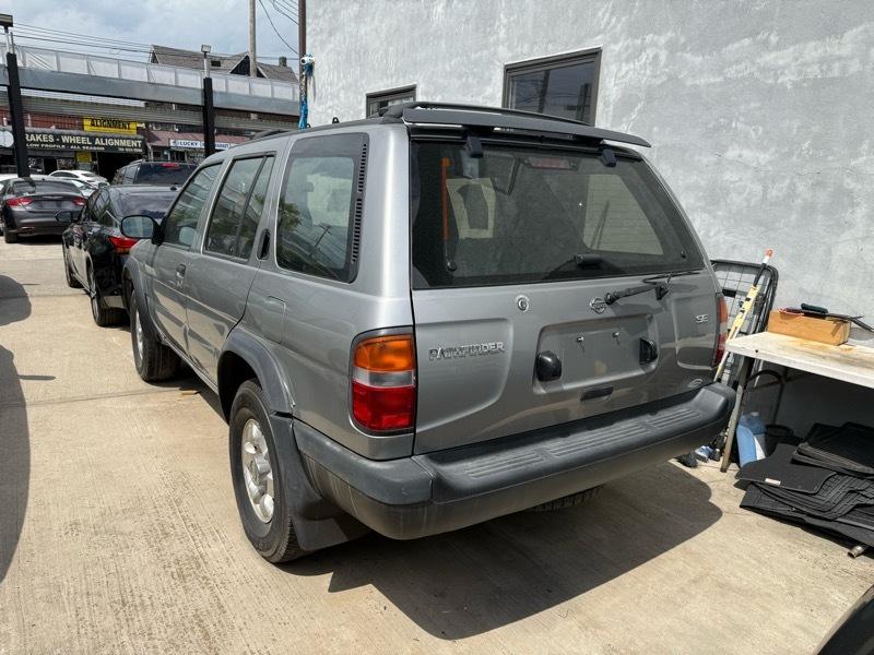 Nissan Pathfinder XE 4WD 1998