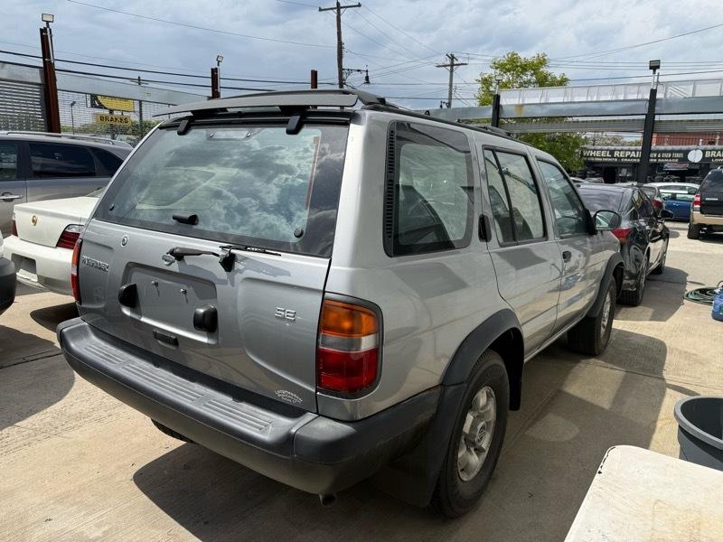 Nissan Pathfinder XE 4WD 1998