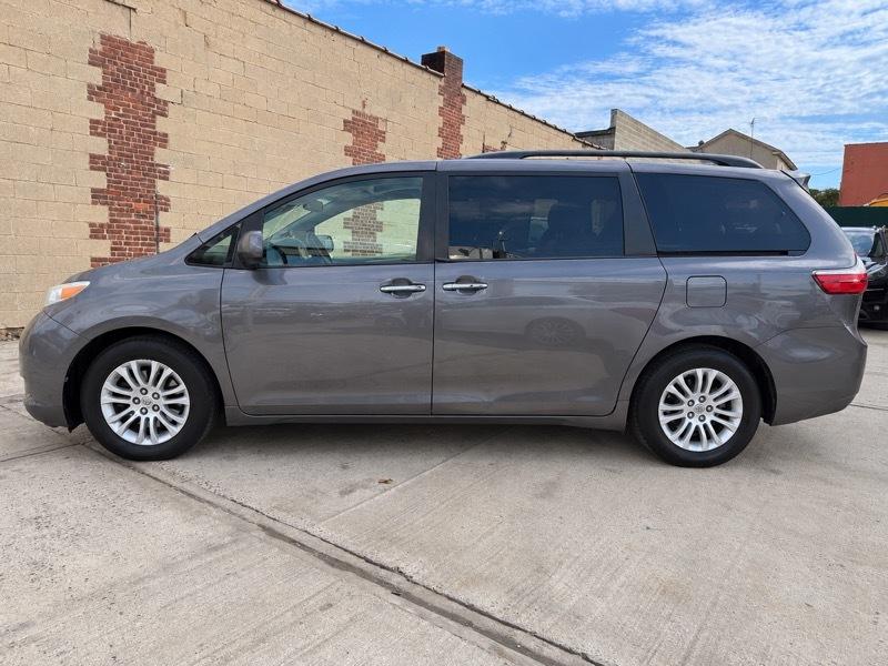Toyota Sienna XLE FWD 8-Passenger V6 2016