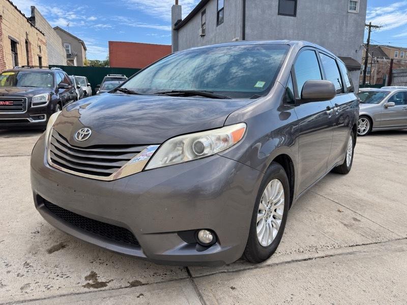 Toyota Sienna XLE FWD 8-Passenger V6 2016