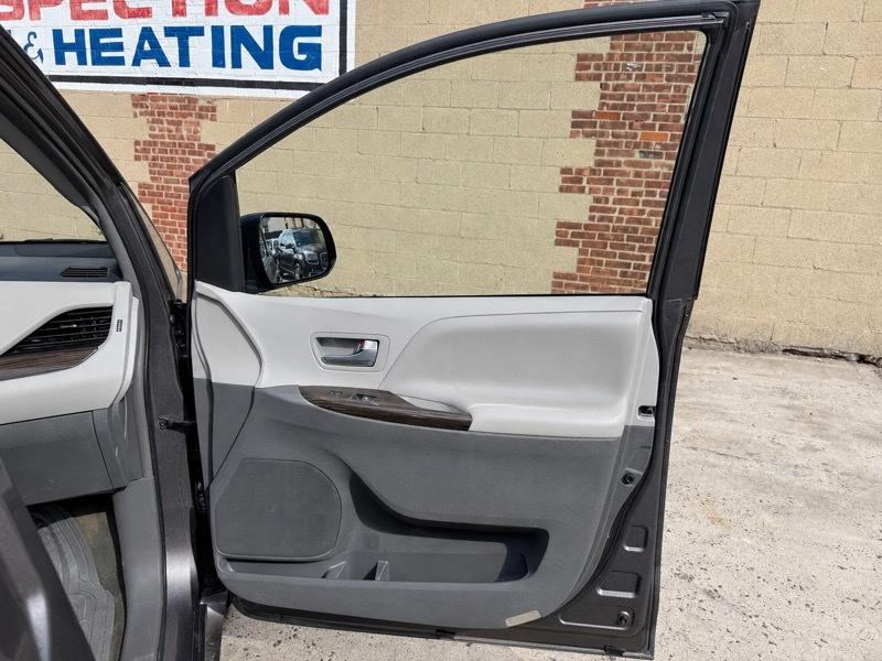 Toyota Sienna XLE FWD 8-Passenger V6 2016