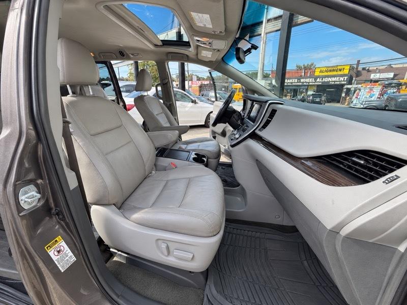 Toyota Sienna XLE FWD 8-Passenger V6 2016