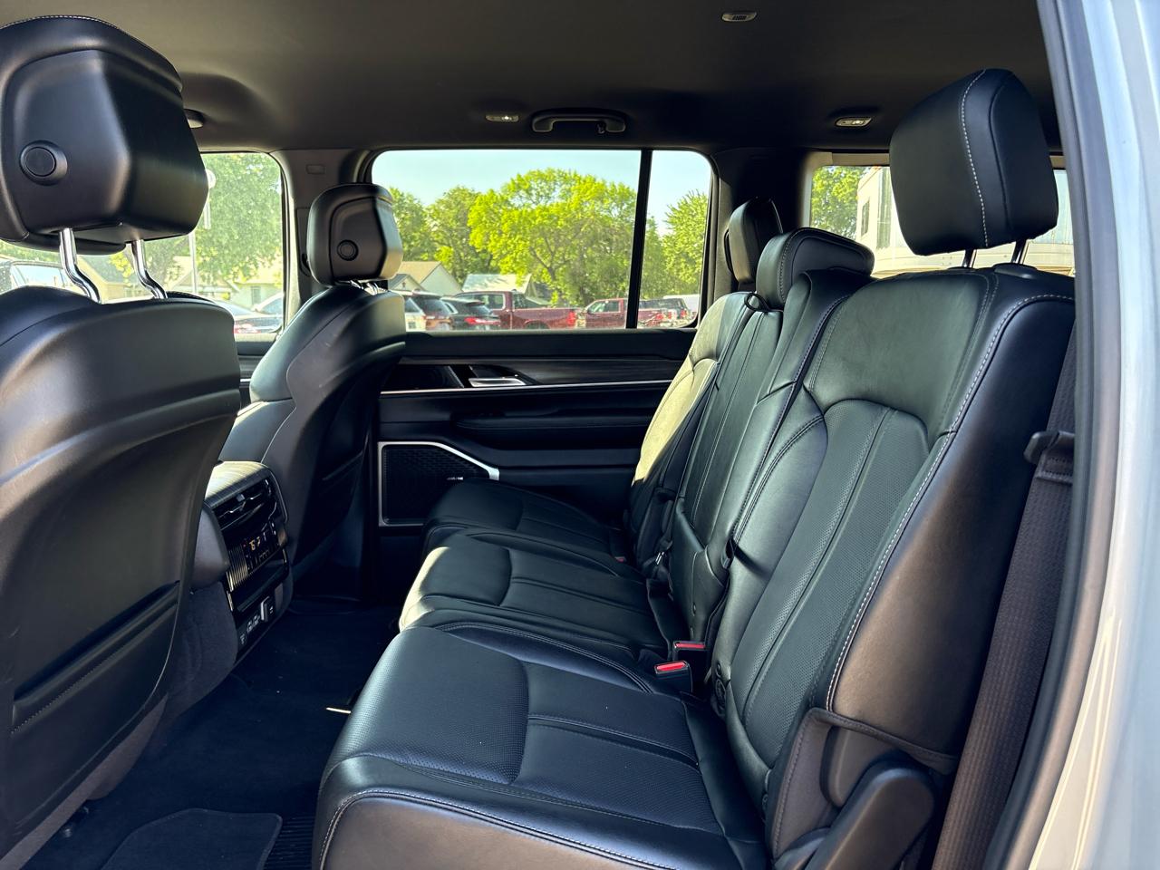 Jeep Wagoneer Series III 4WD 2023