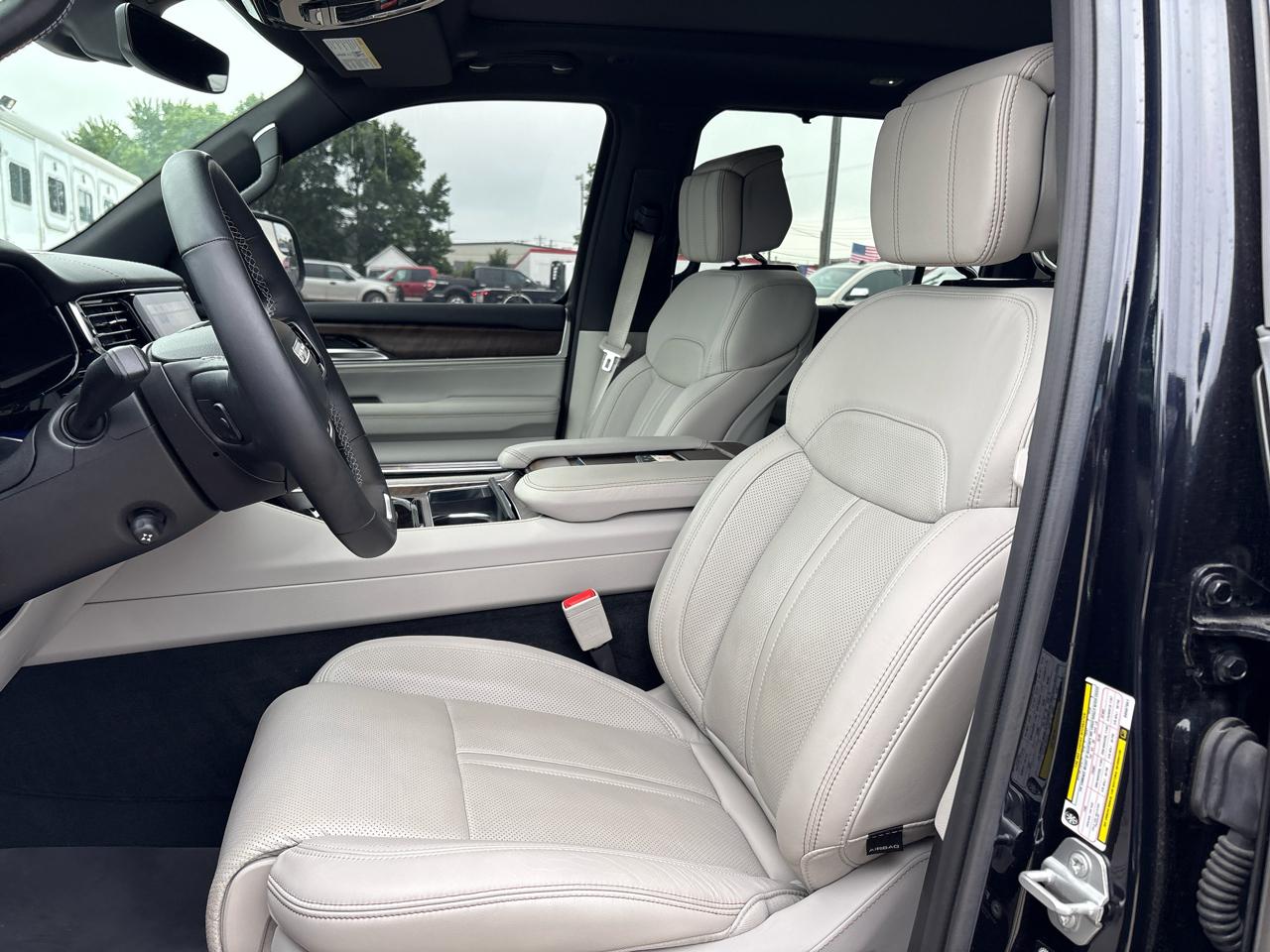 Jeep Grand Wagoneer Base 2025
