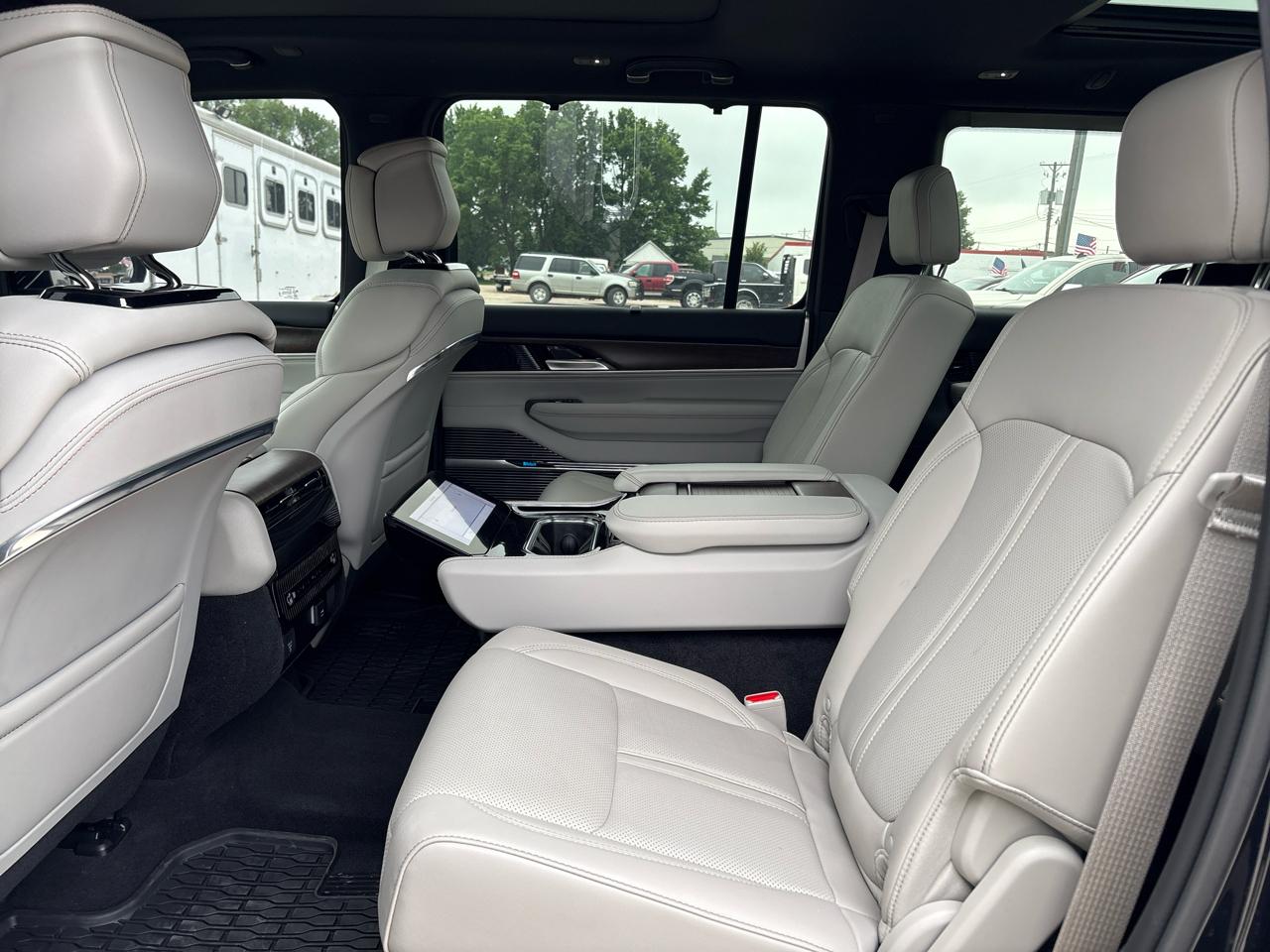 Jeep Grand Wagoneer Base 2025