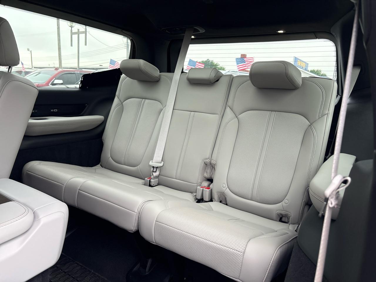 Jeep Grand Wagoneer Base 2025