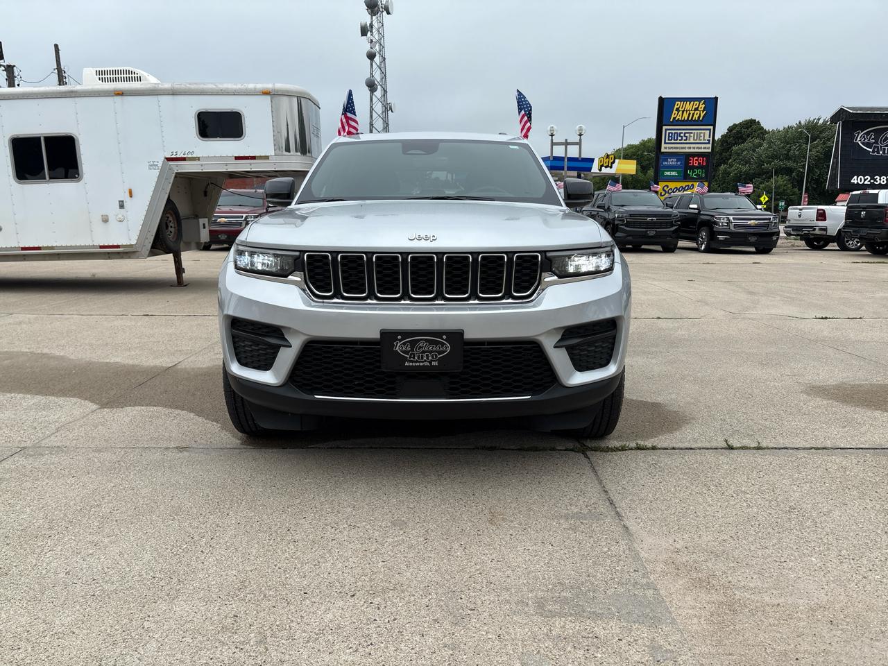 Jeep Grand Cherokee Laredo 4WD 2025